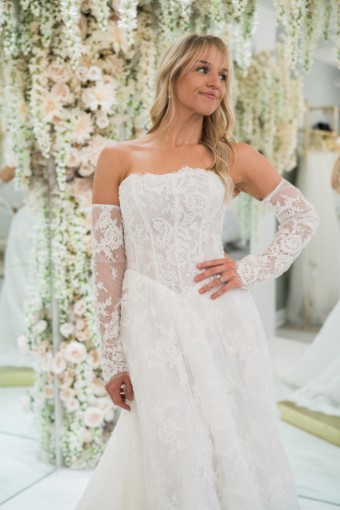 Elizabeth Lee Bridal Style #Lorelei with Sleeves #4 Ivory thumbnail